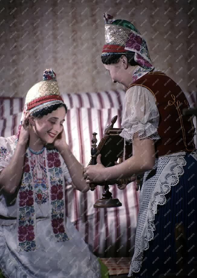 Folklór - Népviselet - Mátraderecskei palóc lány