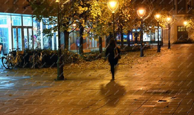 Városkép - Időjárás - Esős őszi időjárás az esti Debrecenben