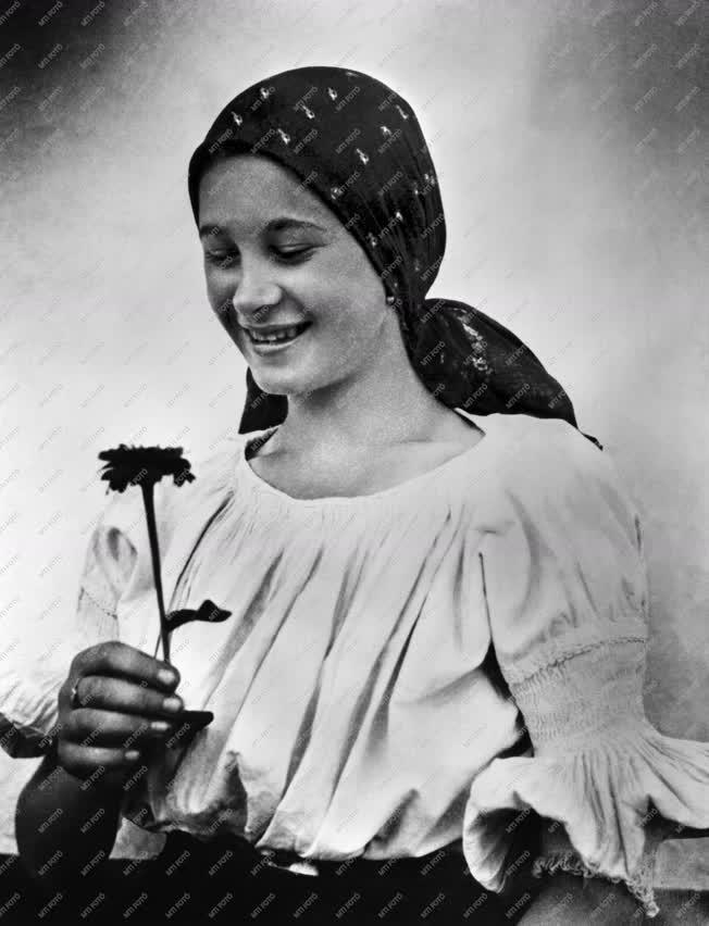 Életkép - Szociofotó - Hortobágyi fiatal lány virággal a kezében