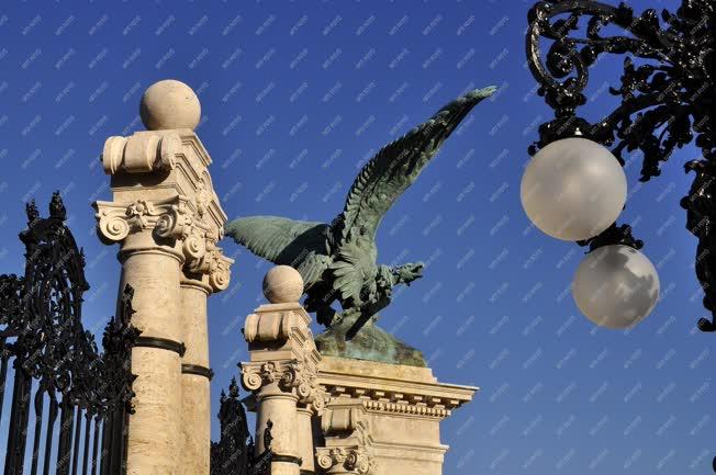 Városkép - Felújítás a Budai Várban - Turulmadár-szobor