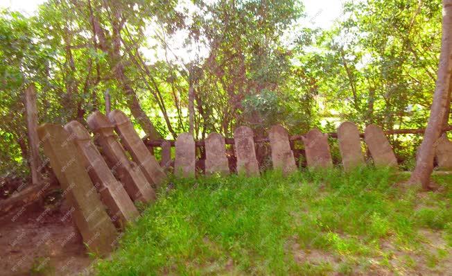 Tárgy - Kisoroszi - Régi síremlékek