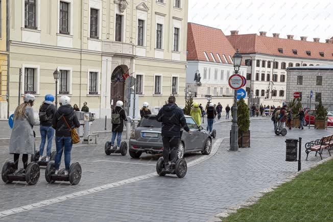 Turizmus - Budapest - Segway-jel közlekedők a Budai Várban