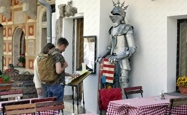 Idegenforgalom - Budapest - Turisták a Budai Várban