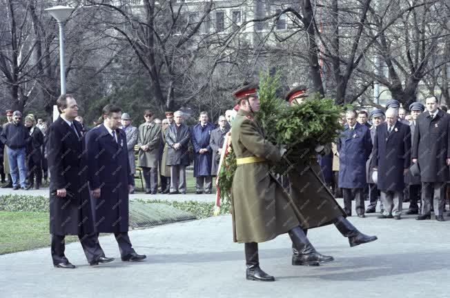 Belpolitika - Nemzeti ünnep - Koszorúzás a Kossuth-szobornál