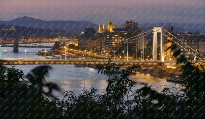 Városkép - Budapest - Esti felvétel az Erzsébet híd környezetéről