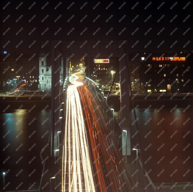Városkép - Az Erzsébet híd esti fényben