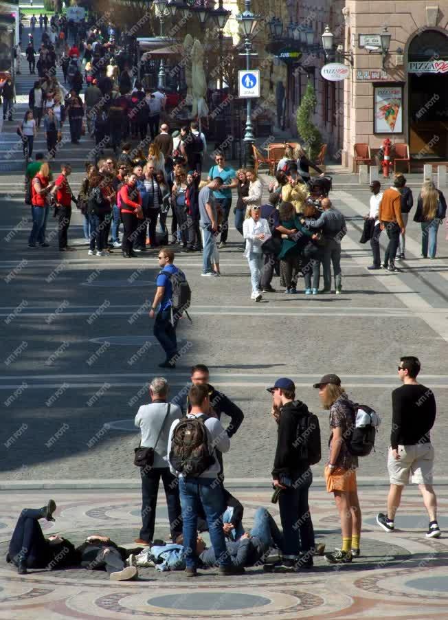 Városkép - Budapest -  Turisták a Szent István téren