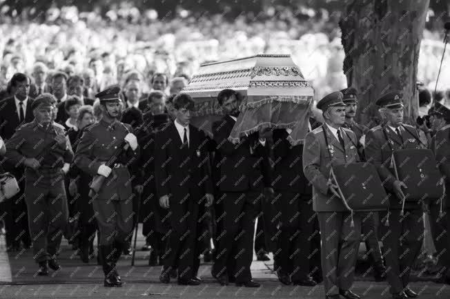 Belpolitika - Halálozás - Kádár János temetése