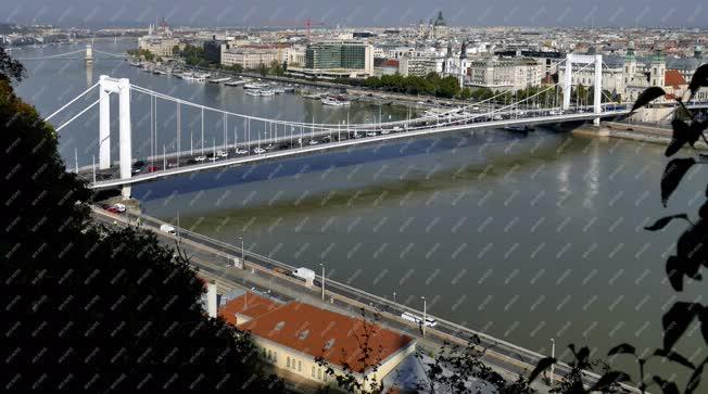 Városkép - Budapest - Az Erzsébet híd a Duna fölött