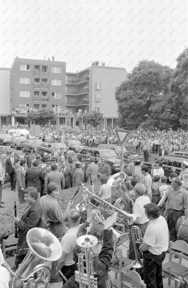 Városkép - Az első szovjet-magyar űrpáros Mezőkövesden