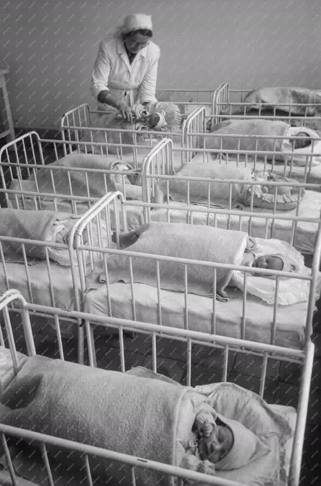 Életkép - Újszülöttek alszanak a komlói Újszülött Otthonban