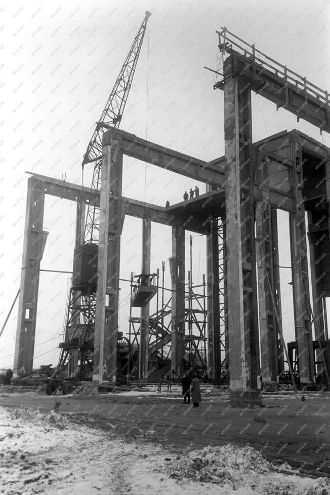 Építőipar - Téli építkezés Sztálinvárosban