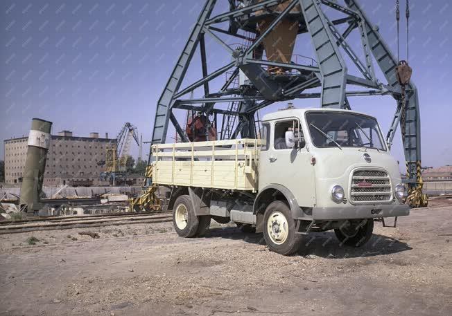 Közlekedés - Csepel D-462 típusú teherautó