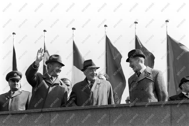 Ünnep - Losonczi Pál, Kádár János és Lázár György az ünnepi felvonuláson