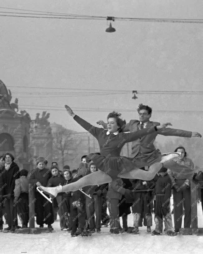 Sport - Korcsolyázók a Műjégpályán