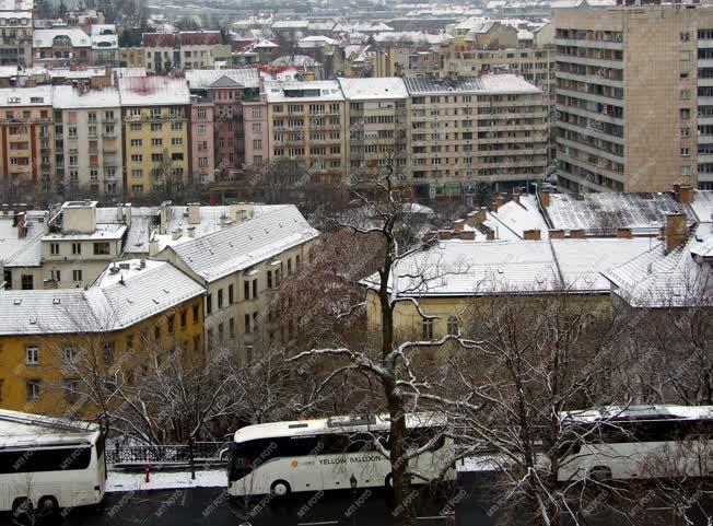 Idegenforgalom - Budapest - Turistabuszok a Budai Várnál