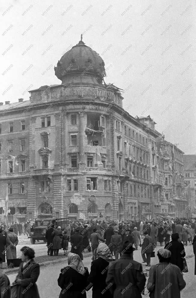 Történelem - 1956-os forradalom és szabadságharc - Budapesti utcakép