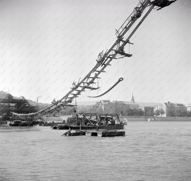 Építőipar - Az Erzsébet híd roncsainak kiemelése