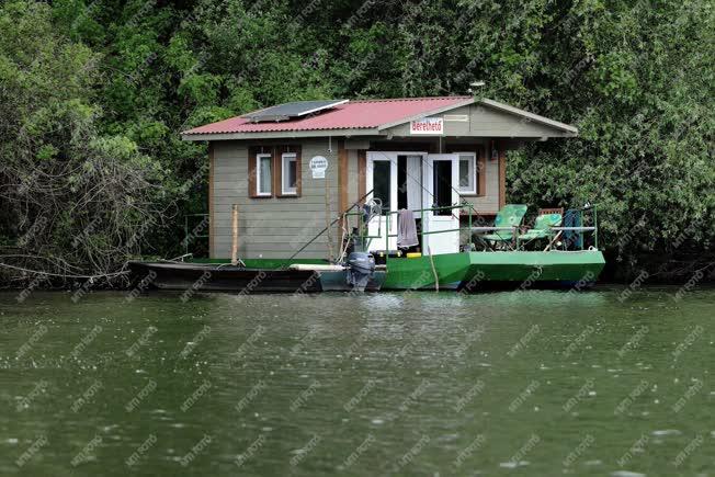 Érdekes - Tiszafüred - Bérelhető, úszó halásztanya