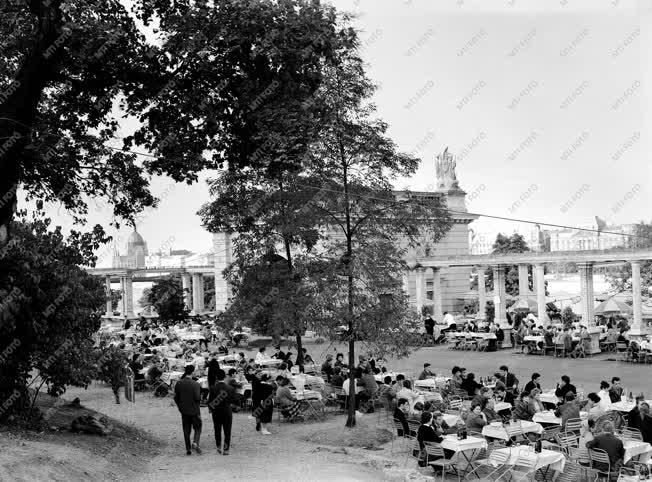 Képek Budapest műemlék városnegyedéből - az Ifjúsági Park