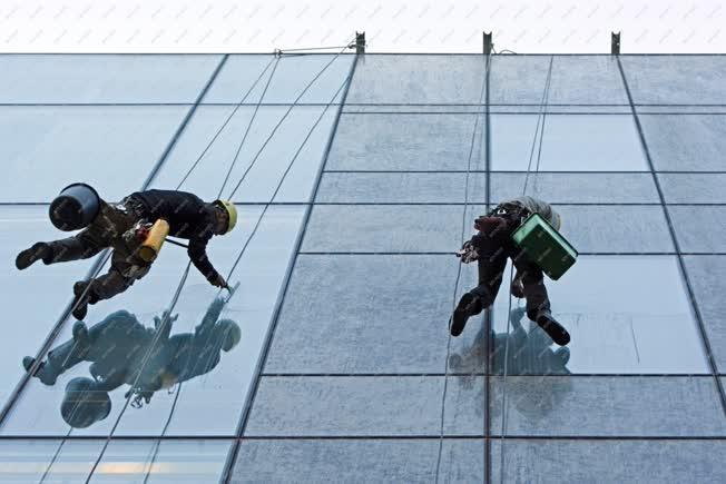Munka - Budapest - Alpintechnikával dolgoznak az ablakpucolók