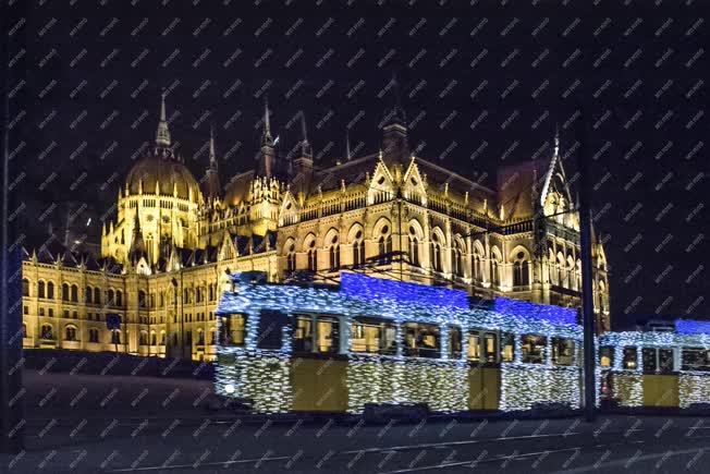 Közlekedés - Budapest - Karácsonyi fényvillamos