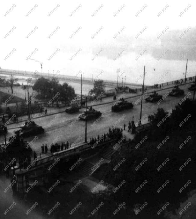 Ötvenhat emléke - Szovjet tankok a Margit hídon