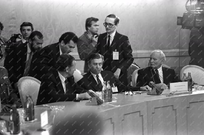 Külkapcsolat - A Varsói Szerződés tanácskozása Moszkvában