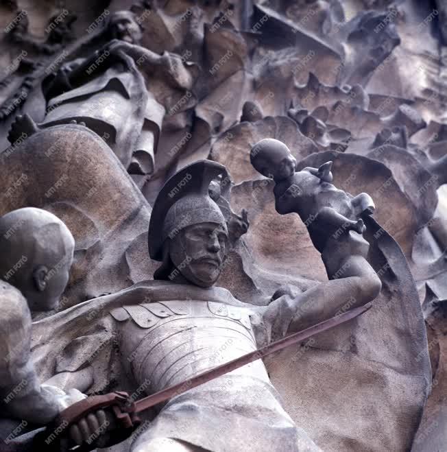 Kultúra - A Sagrada Familia domborművei