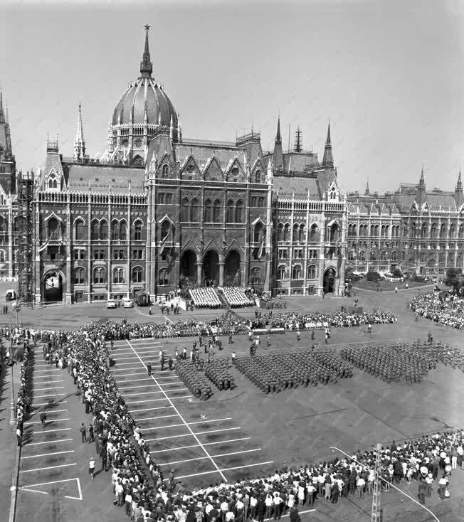 Augusztus 20. - Állami ünnepség - Az első nyilvános tisztavatás a Parlamentnél