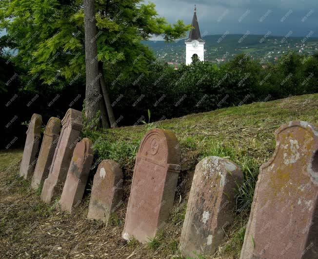 Kegyelet - Alsóörs - Védett régi sírkövek