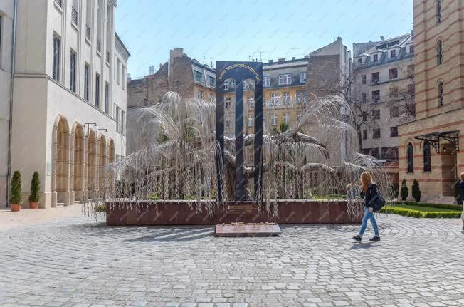 Emlékmű - Budapest - A holokauszt áldozatainak emlékműve