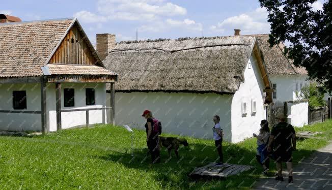 Turizmus - Szentendre - Népi építészet iránt érdeklődők a skanzenben