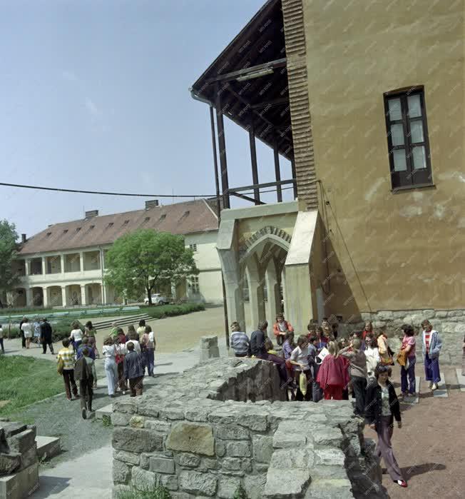 Történelem- Városkép - Látogatók az egri várban