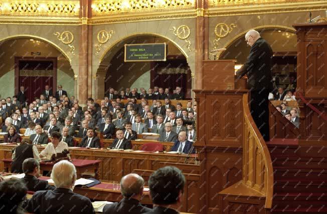 Belpolitika - Az Országgyűlés alakuló ülése