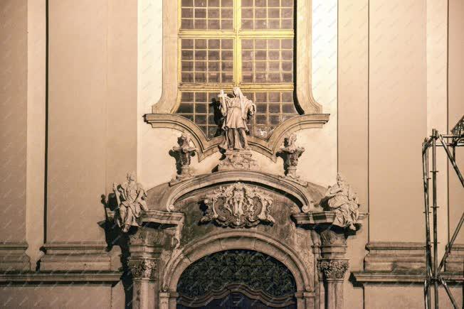 Egyház - Budapest - Esti kivilágításban a Felsővízivárosi Szent Anna templom
