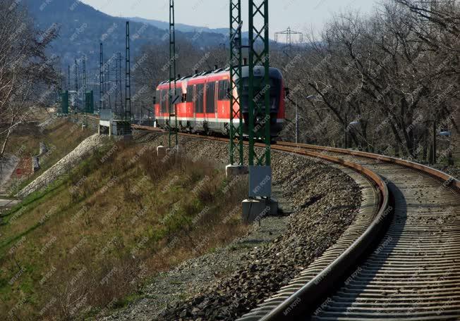 Közlekedés - Budapest - Személyvonat az újjáépített sínpályán