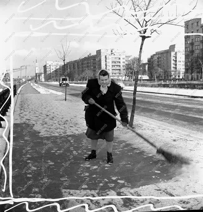 Városkép-életkép - Söprik a havat a Duna-parton