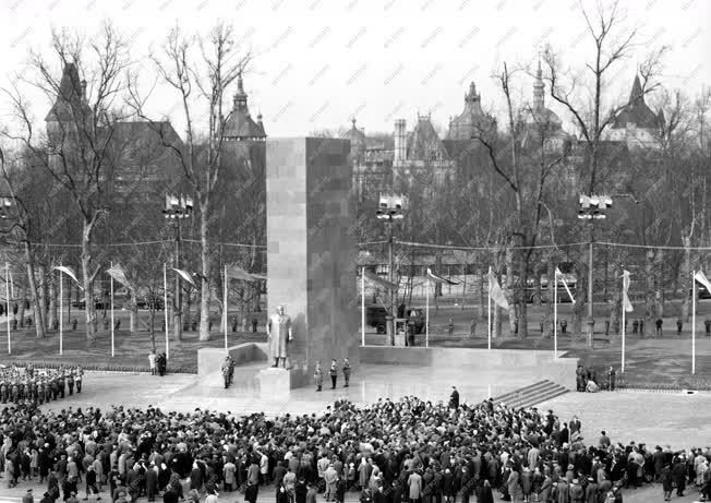Belpolitika - Szoboravatás - A Dózsa György úti Lenin-szobor