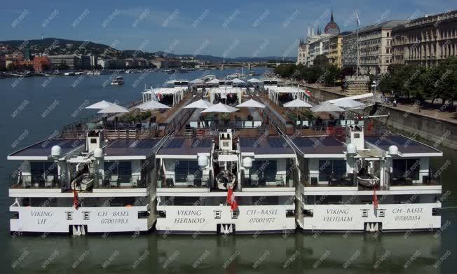Városkép - Budapest - A Viking hotelhajók a magyar fővárosban