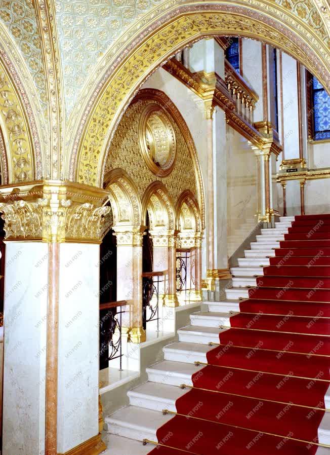 Kultúra - Építészet - A Parlament aranylépcsője