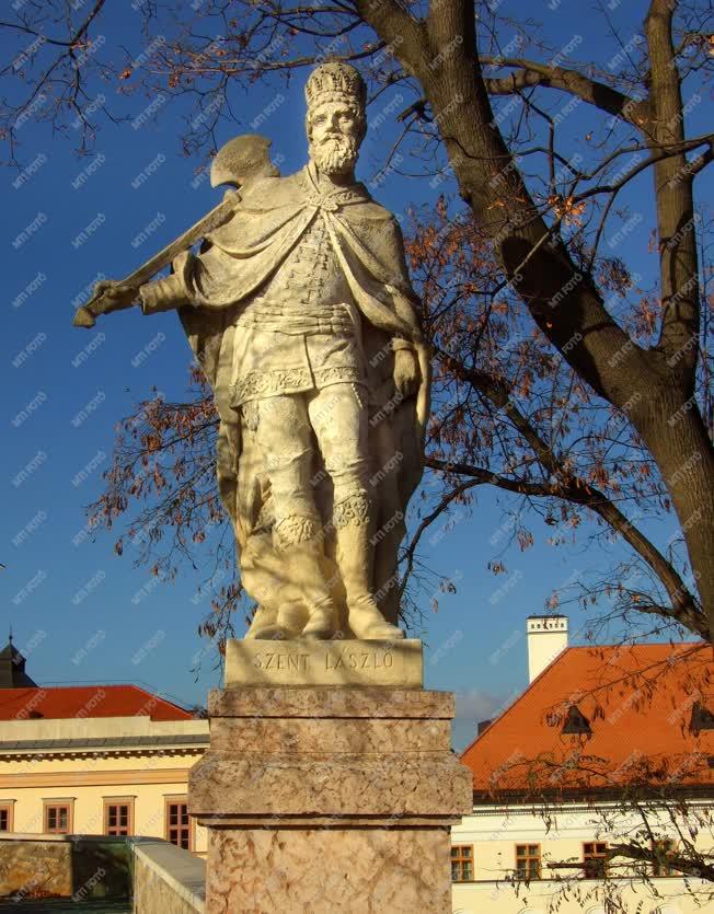 Esztergom - Köztéri szobor - Szent László-szobor