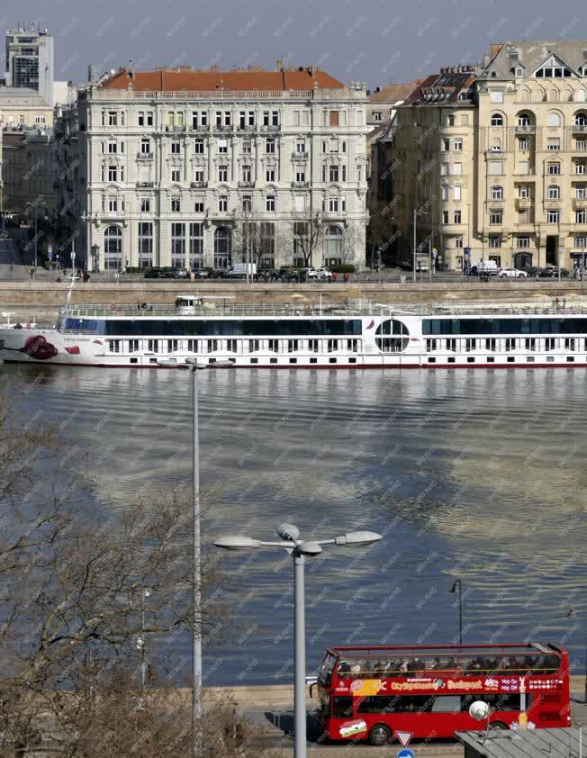 Idegenforgalom - Turistákat szállító külföldi hotelhajók újra a Duna folyón Budapestnél