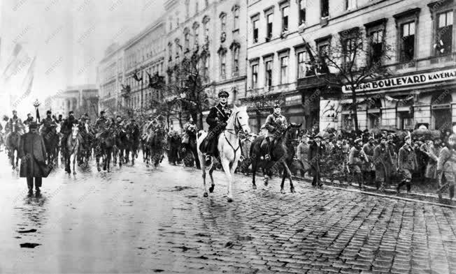 Történelem - Horthy bevonul Budapestre