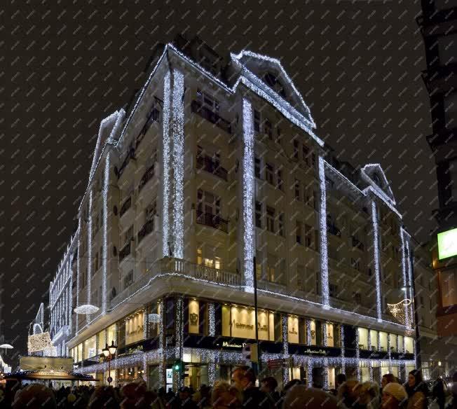 Épület - Budapest - A Deák Palota karácsonyi díszkivilágításban