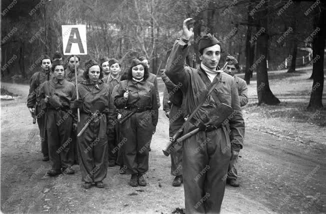 Történelem - Hidegháború - Fiatalok katonai kiképzése
