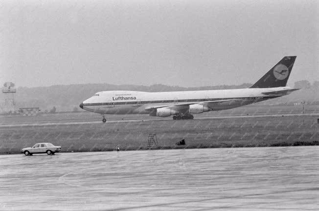 Közlekedés - Boing 747-es utasszállító repülőgép Budapesten