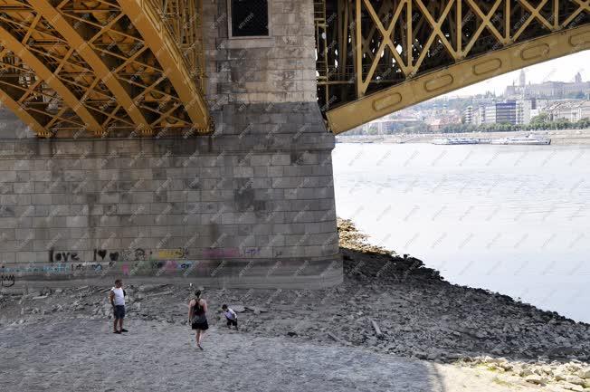 Városkép - Budapest - Alacsony a Duna vízállása