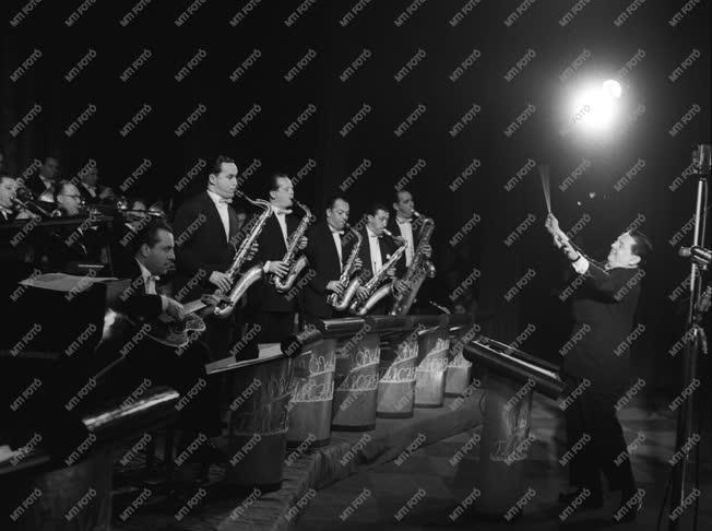 Kultúra - Zene - Jazz - Martiny Lajos vezényel