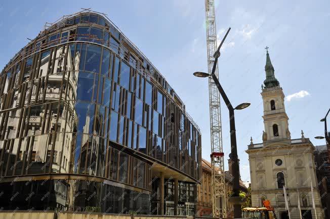 Építőipar - Budapest - Új irodaház épül a Szervita téren